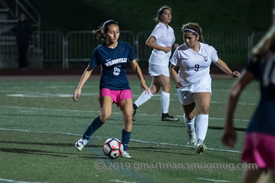 Araxi Martinez passes to her teammate.