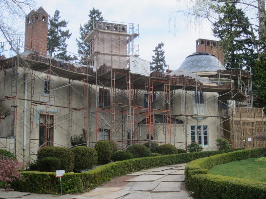 Picture of a haunted house from https://commons.wikimedia.org/wiki/File:Bitar_Mansion,_Portland,_Oregon,_April_2012.JPG