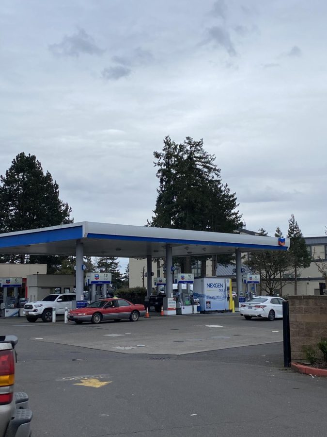 High+schoolers+are+struggling+to+fuel+up.+A+picture+of+the+local+Chevron+located+by+The+Human+Bean+in+Wilsonville.