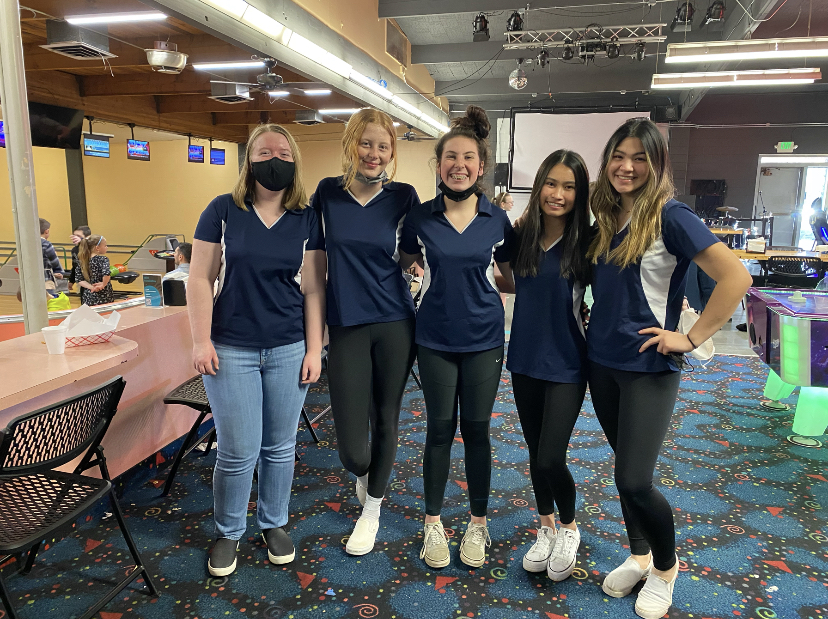 The+Wilsonville+High+School+Girls+Bowling+team+poses+for+a+picture+at+Districts.+They+go+on+to+qualify+for+the+State+Tournament.++