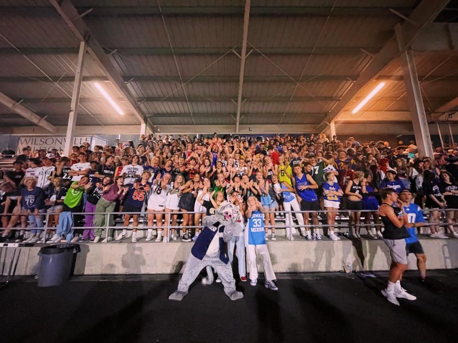The+Wilsonville+student+section+shows+their+Wildcat+pride+at+the+Westview+game.+The+Cats+went+on+to+win+the+game+49-39%21