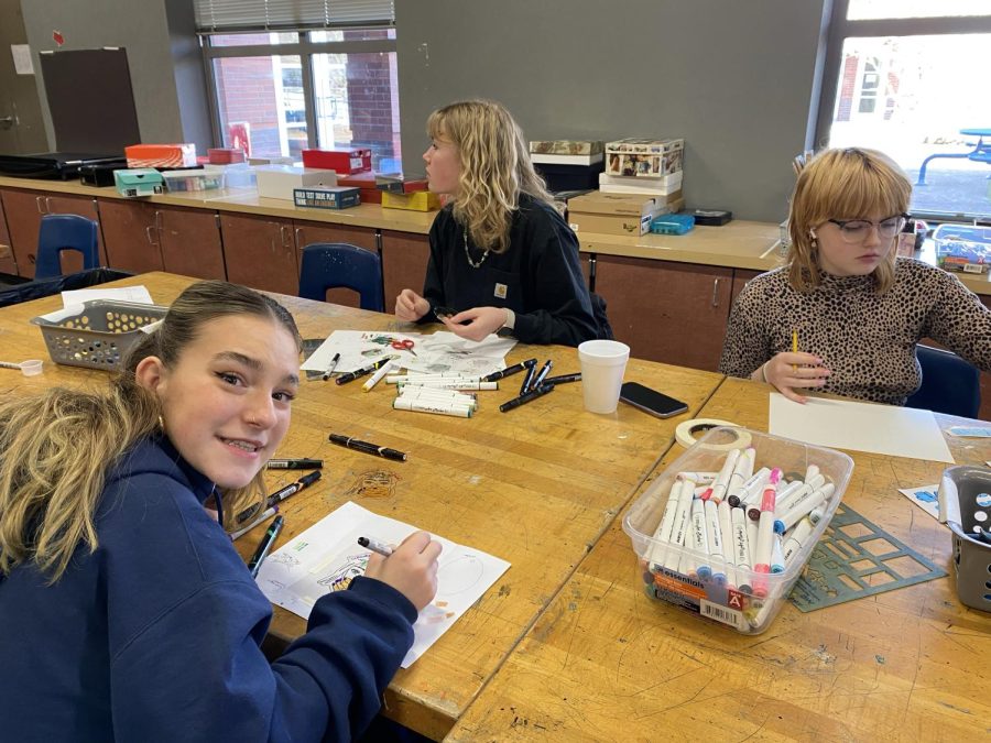 Veera Valtonen, Giulia Grunder and Clara Hiltedrand making themselves a cute pair of hand made earings.  All three students enjoy the new semester

