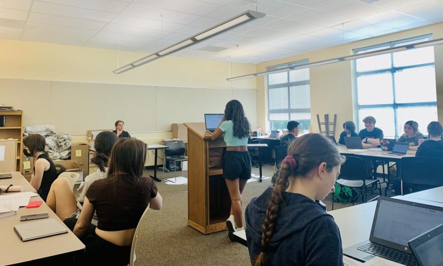 Ms. Robert’s first-period freshmen English class participates in a Romeo-and-Juliet-themed mock trial. Milan de la Cruz stands at the podium to state her argument for the Capulets. Photo provided by Avery Eckley