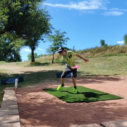 Junior Myles Hooley goes for a throw on the course. This was taken at 2023 Junior Nationals. Photo provided by Myles Hooley.
