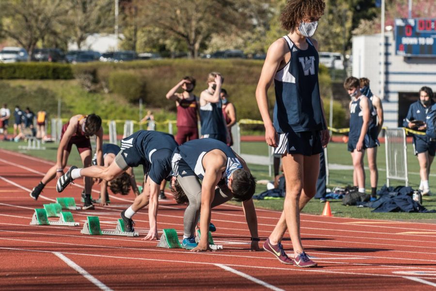 Senior track athlete Sebastian Pinger gets ready to compete in a race with his mask on. 