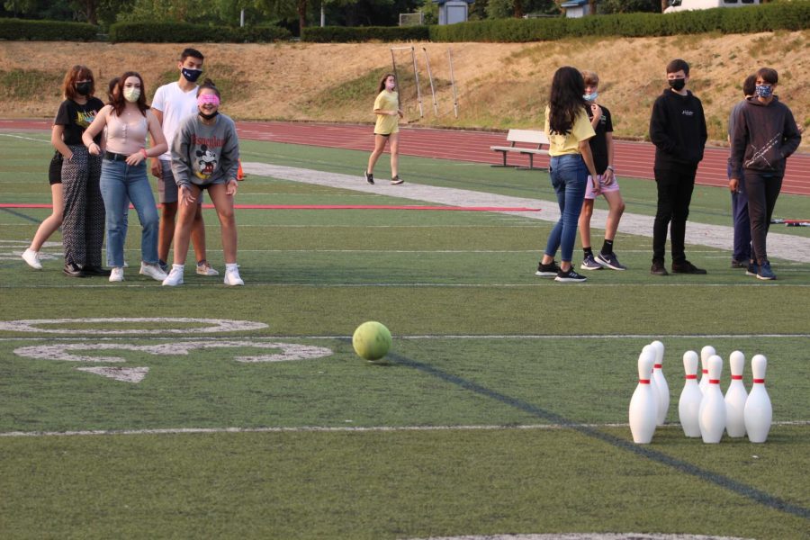 Freshmen doing icebreakers on the field.