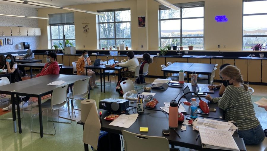 Students gather in Ms. Feuerstein's classroom. They are working with Link Crew Leaders to study for their Biology finals.