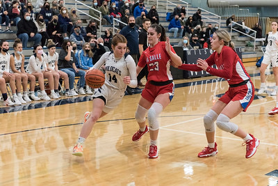 Freshman Audrey Counts driving to the basket. Wilsonville has won one and lost one to La Salle so far this season. 