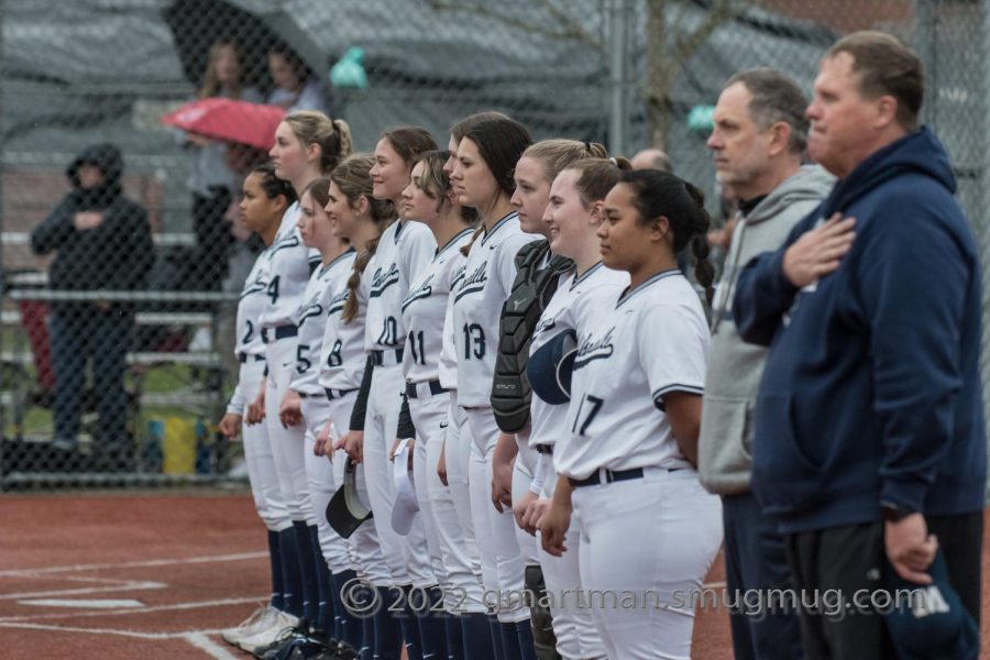 Las jugadoras de Wilsonville Softbol estaba escuchar en silencio durante la cancion de los Estadosunidos. 