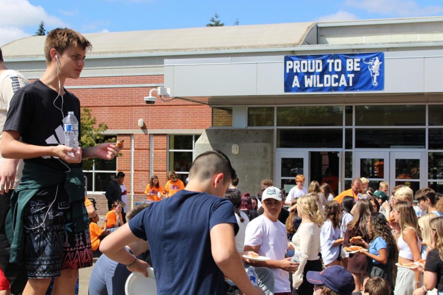 After a long day at freshman orientation, students and Link Crew gather in the courtyard to enjoy pizza for lunch. After the orientation, the new Wildcats are ready for the school year!