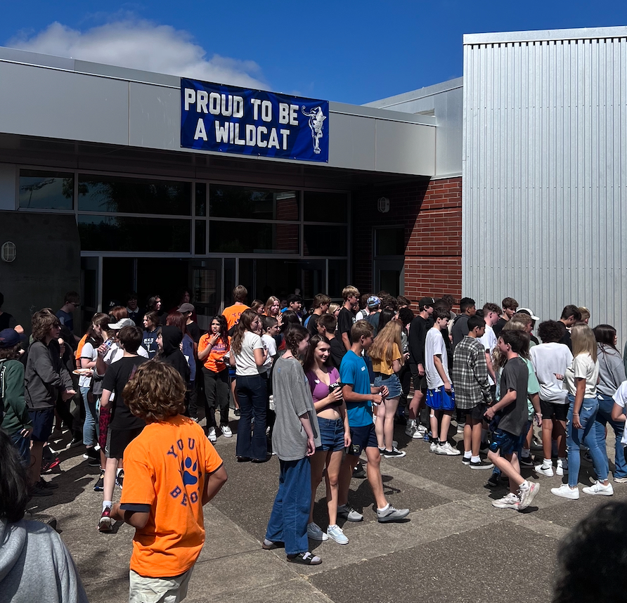 Incoming freshmen and Link Crew leaders mingle at the recent freshman orientation. Link Crew is one of the ways in which older students can offer advice and guidance for new Wildcats.