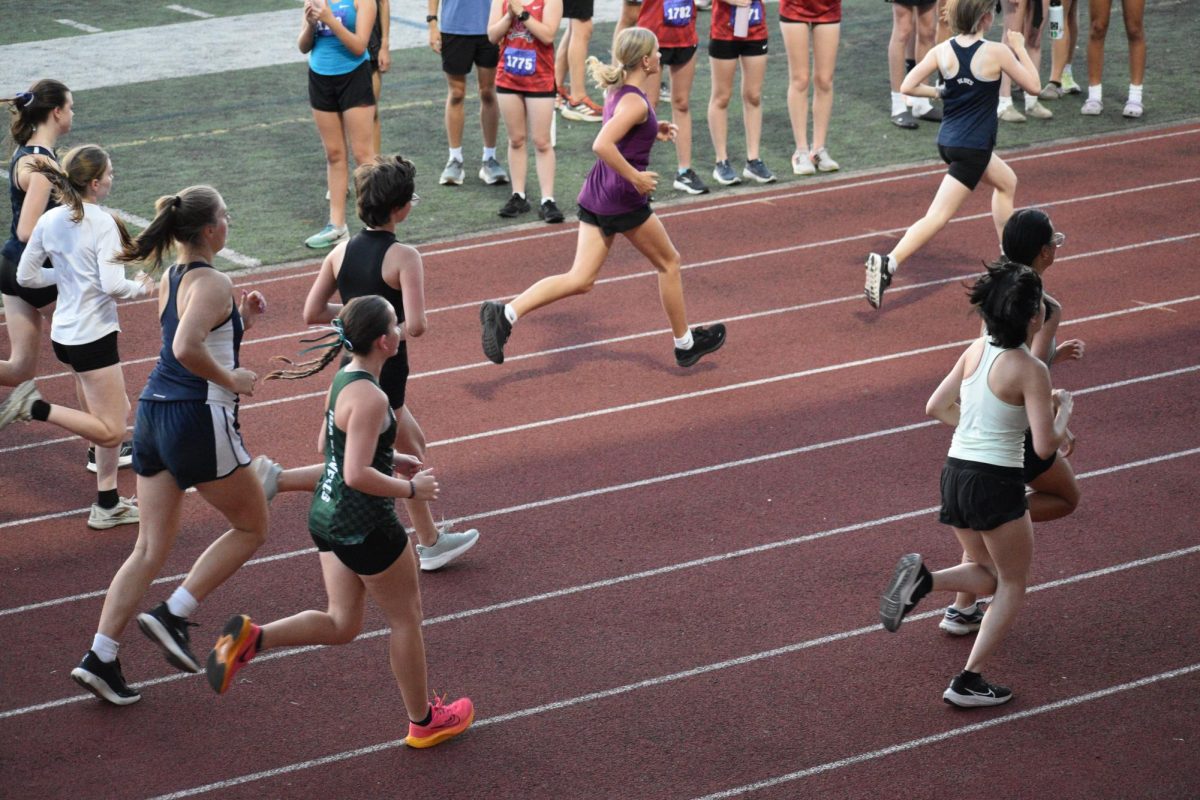 The first leg of the of the 3 kilometer race starts. Usually racers pace themselves, starting close together, later on separating showing a clear winner. 