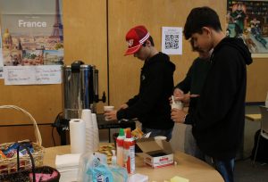 Freshmen at the "Sleigh your finals" study event organized by Link Crew. Snacks and treats with friends makes preparation for finals a little better!