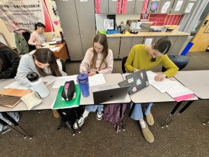 Students in Mr. Navarro’s Modern US History class worked to complete their project in Spanish. For dual language students, classes like this are essential to earn required credits, even through the struggles of the small number of available classes. 