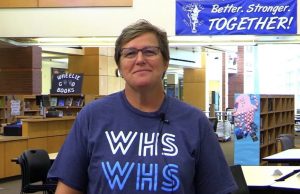 Sra. Mcintire esta entrevistada cuando empieza su rol en la escuela secundaria de Wilsonville como la nueva directora provisional. Se refleja y mira para delante! Photo del distrito West-Linn Wilsonville