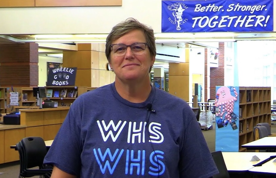 Sra. Mcintire esta entrevistada cuando empieza su rol en la escuela secundaria de Wilsonville como la nueva directora provisional. Se refleja y mira para delante! Photo del distrito West-Linn Wilsonville