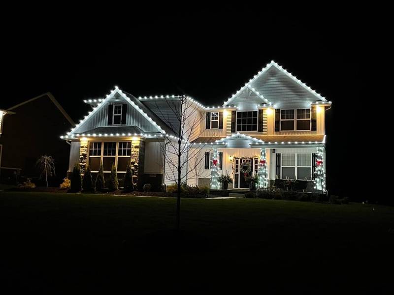 Modern Wilsonville house uses features to find best lights
