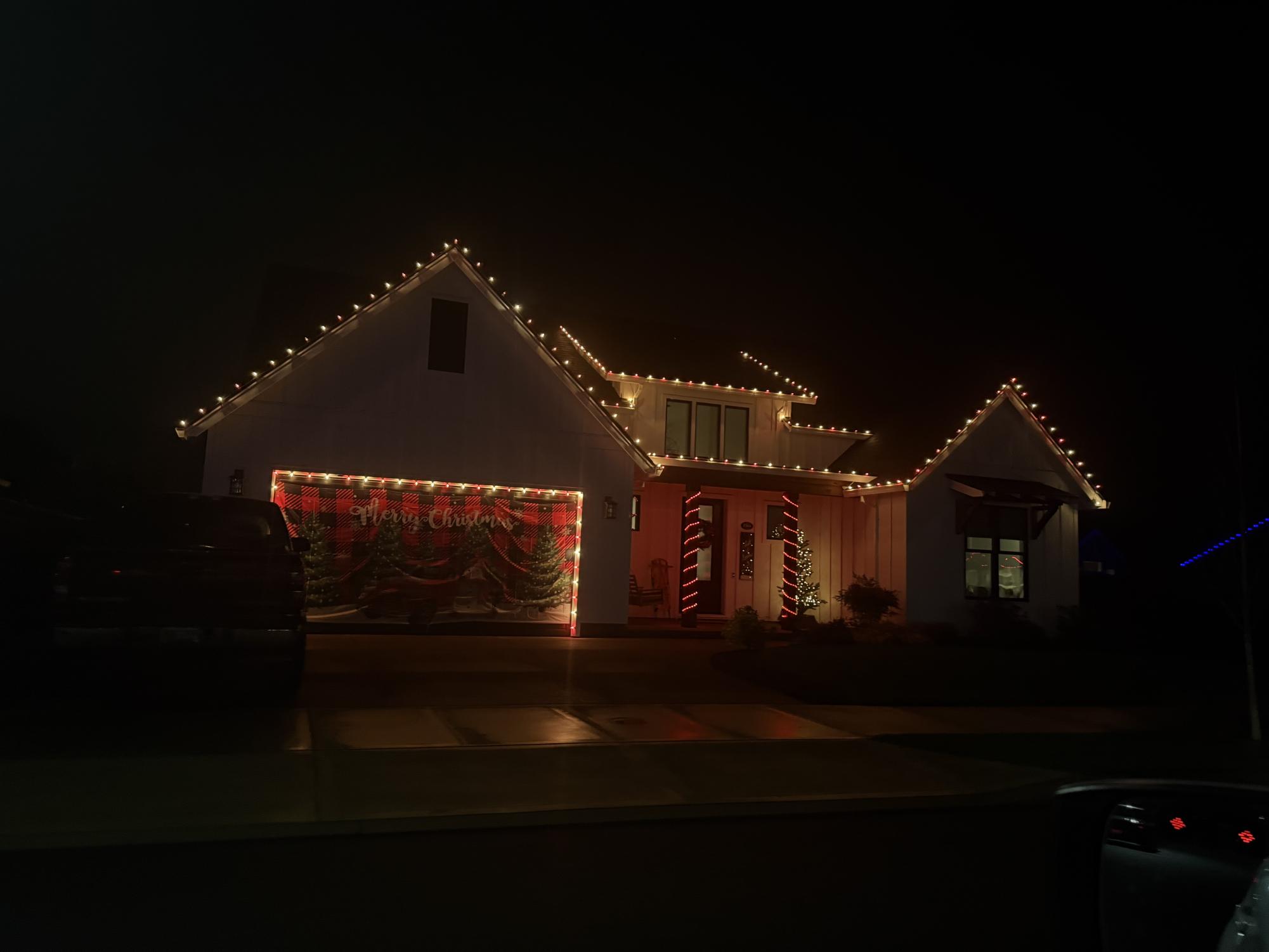 The new trend: Garage door decorations