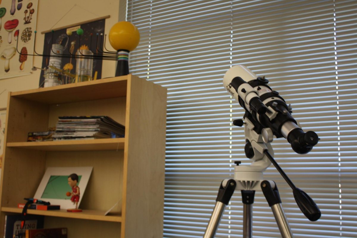 Un foto del telescopio en la aula de Sr. Ramm. Este telescopio simboliza nuestro deseo de mirar mas allá de nuestro mundo.
