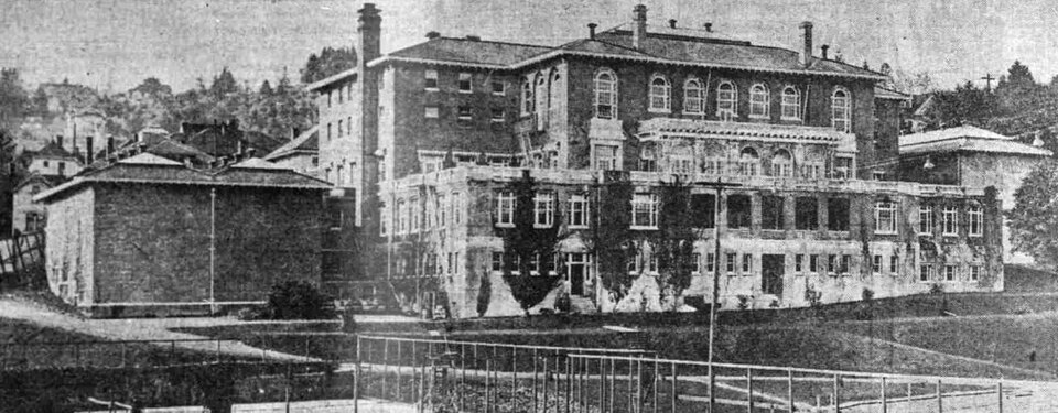 Pictured is the outside of the Multnomah Athletic Club in Portland, Oregon, from 1918. 